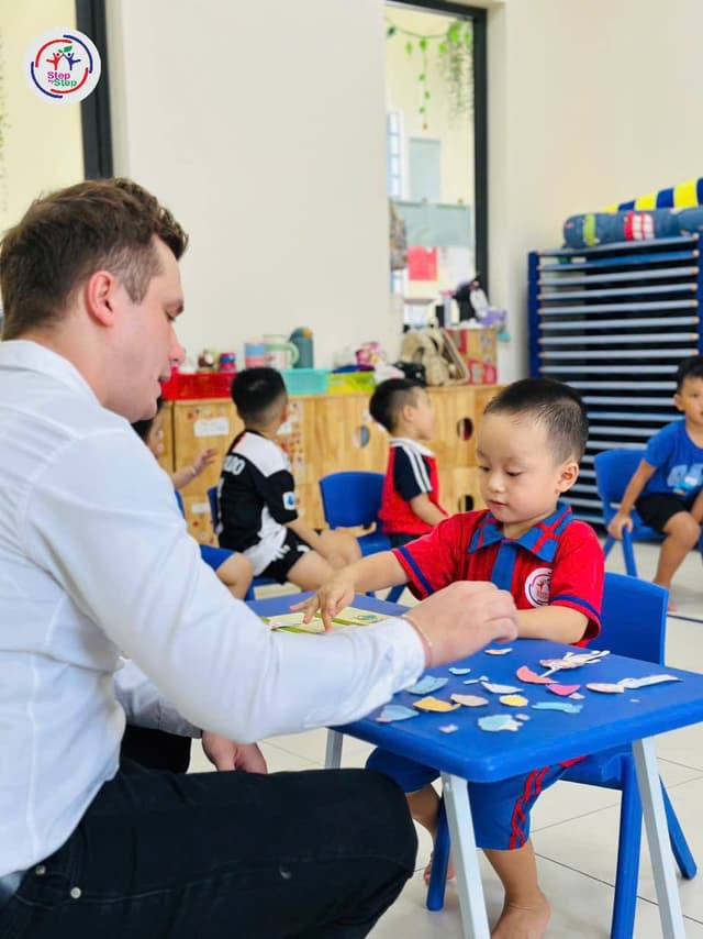 Giáo viên và học sinh tương tác